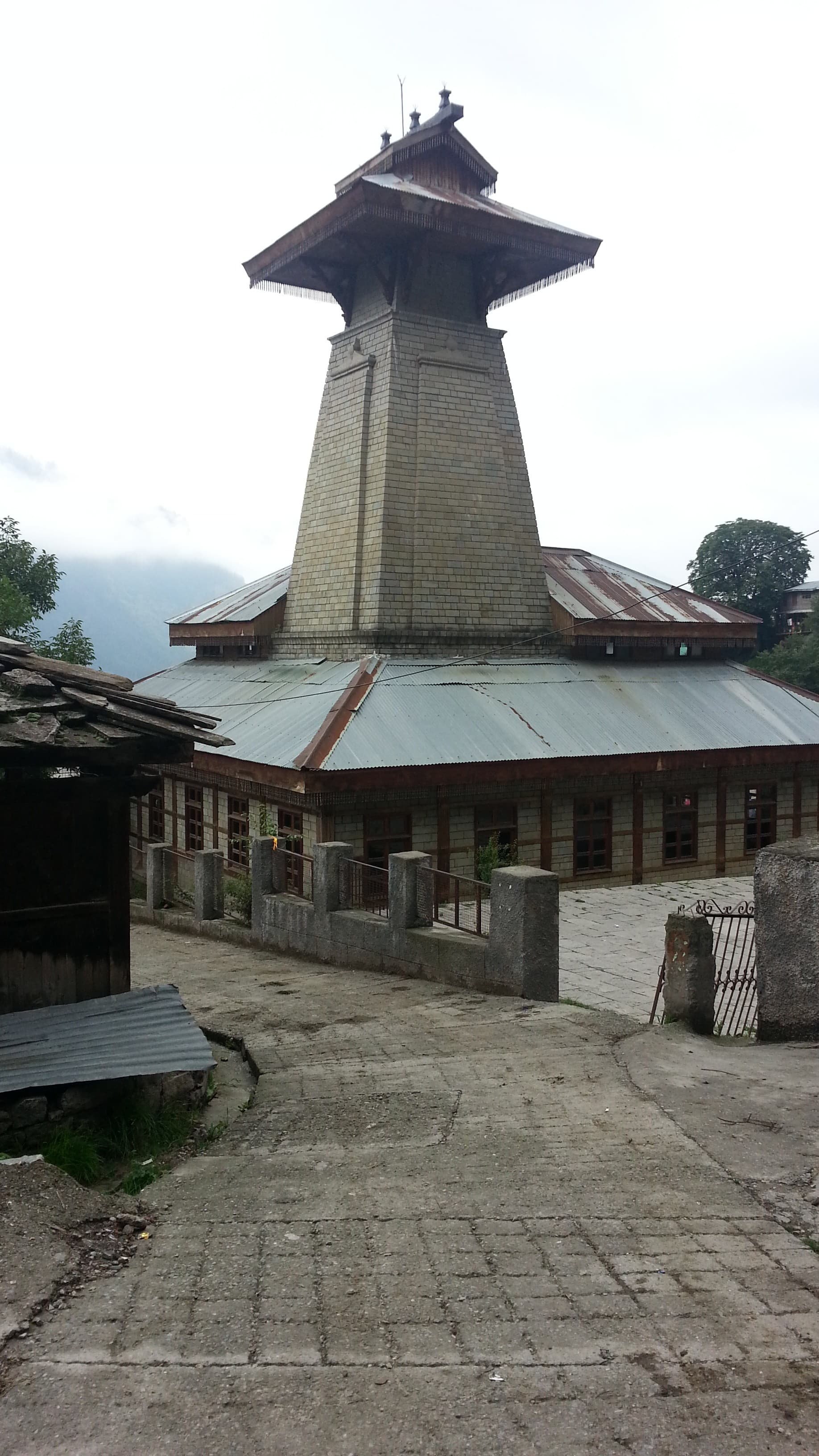 Guesthouses and orchards on the slopes of Old Manali