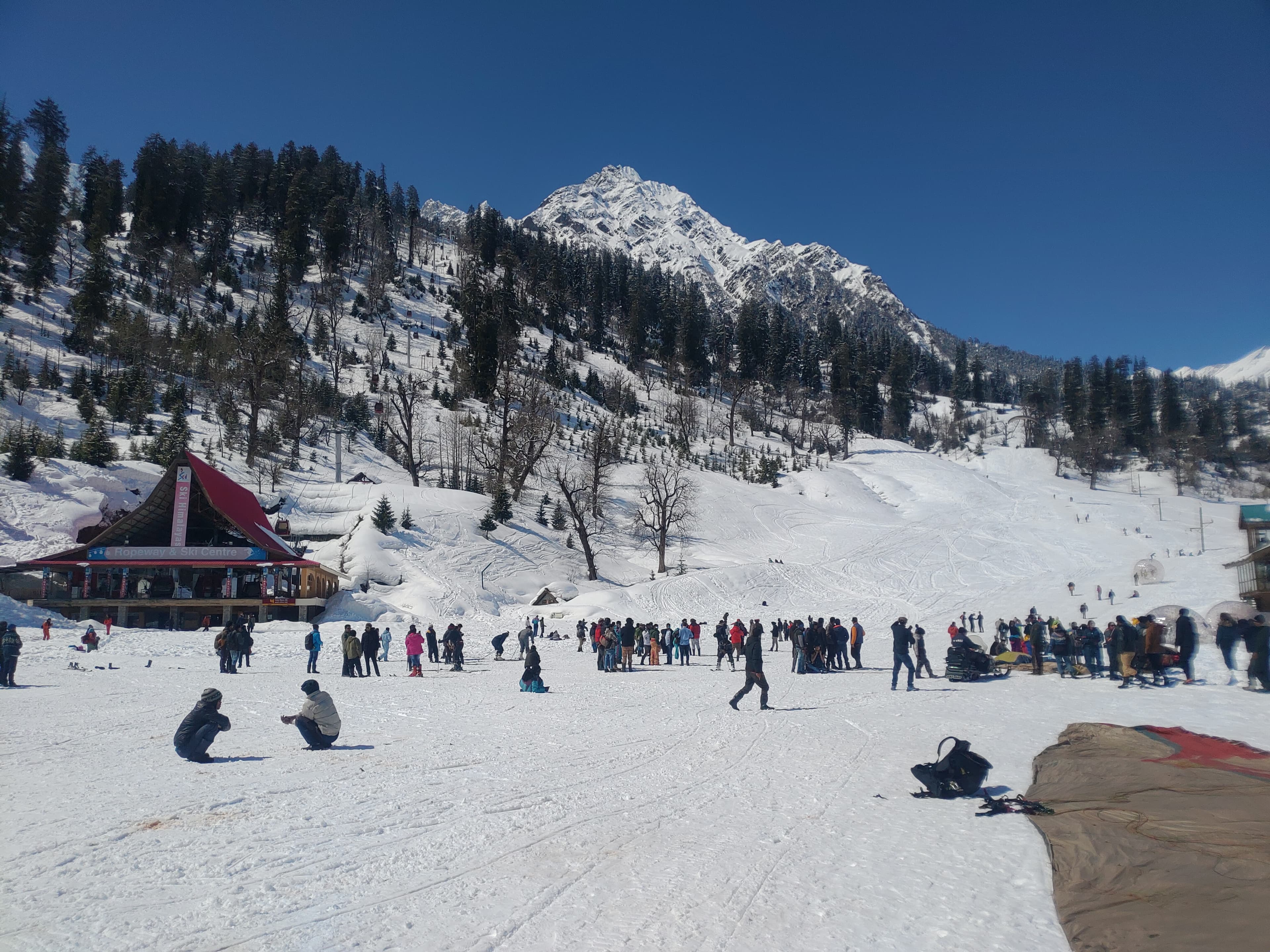 Ropeway cable cars over the snow at Solang Valley
